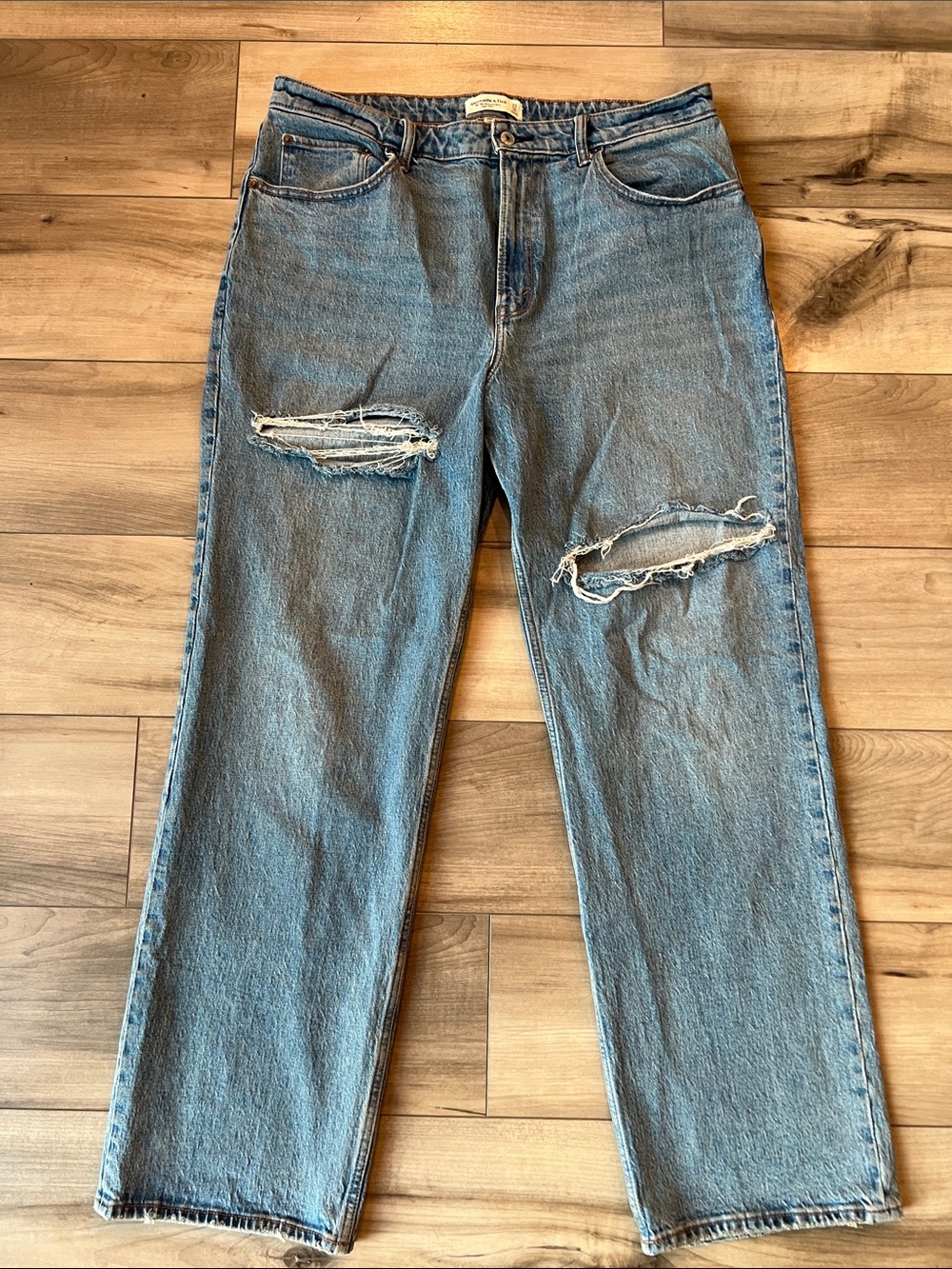 Abercrombie & Fitch The 90’s Relaxed Jeans High rise Size 33 / 16L Curvy fit
